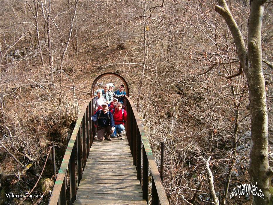 16' Atraversiamo il ponte di ferro sul torrente Rèmola.jpg